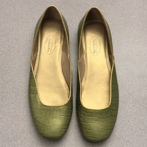 Lime green Embossed croc leather Talbots flats size 7